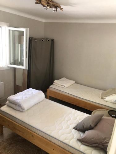 Postel nebo postele na pokoji v ubytování Villa 3 chambres avec piscine privée