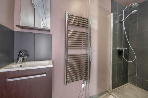 une salle de bain avec douche et lavabo dans l'établissement Longère rénovée à 500m du Centre de Pornic pour 4, à Pornic