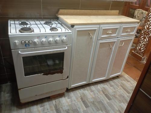 a kitchen with a stove and white cabinets at شاليه رائع مجدد للعائلات فقط باندلسيه مطروح in Marsa Matruh