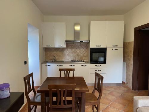 a kitchen with a table and chairs in a room at HAPPY HOME in Orte