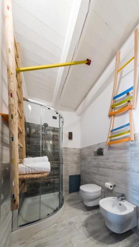 a bathroom with a glass shower and a toilet at La Quercia e l'Asino in Piazza Armerina