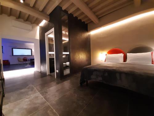 a bedroom with a bed and a large mirror at Vistaperdue in Peccioli