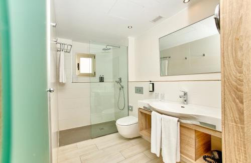a bathroom with a sink and a shower at Leonardo Suites Hotel Mallorca Calvia in Torrenova