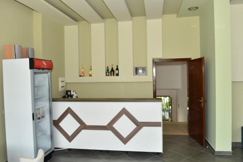 uma cozinha com um frigorífico num quarto em Vila Namiku em Durrës