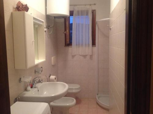 ein Bad mit einem Waschbecken, einem WC und einer Dusche in der Unterkunft Appartamento Incanto Castelsardo Sardegna in Castelsardo