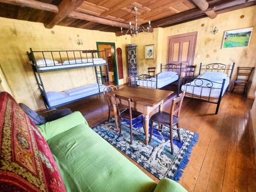 - un salon avec une table et des lits superposés dans l'établissement B&B Pod Skalo, à Kamnik