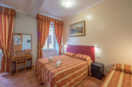 um quarto de hotel com uma cama e uma secretária em Alessandro Palace & Bar em Roma