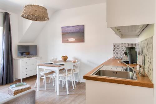 Η κουζίνα ή μικρή κουζίνα στο 400m plage de la Cale de Beg Meil, cocon pour 2