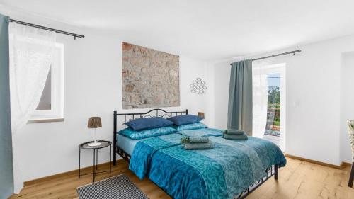 ein weißes Schlafzimmer mit einem Bett und einem Fenster in der Unterkunft Villa Saini with Sea View in Dajla