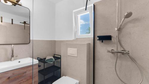 ein Badezimmer mit Dusche, Toilette und Waschbecken in der Unterkunft Villa Saini with Sea View in Dajla