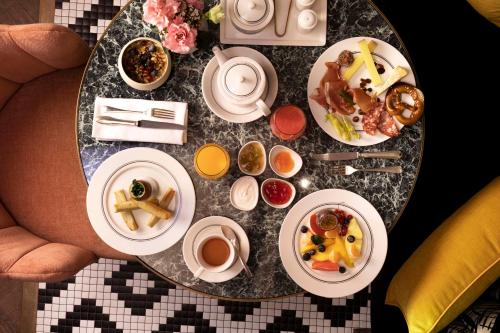 una mesa con un montón de alimentos de desayuno en ella en Maison Rouge Strasbourg Hotel & Spa, Autograph Collection, en Estrasburgo