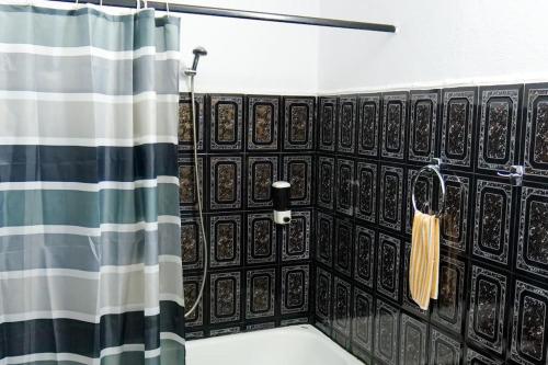 een badkamer met een douche en een douchegordijn bij KASMI home in Krujë