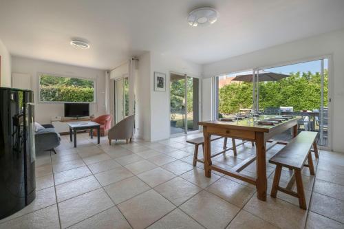 un salon avec une table et une salle à manger dans l'établissement 600m de la plage - Maison pour 8 - Jardin, à Pornichet