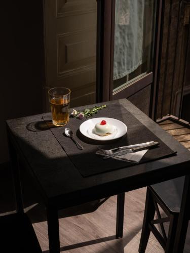 un tavolo con un piatto di cibo e una bevanda di B&B Università a Catania