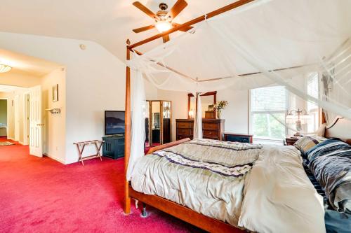 En eller flere senge i et værelse på Woodsy Ballston Spa Home 4 Mi to State Park!