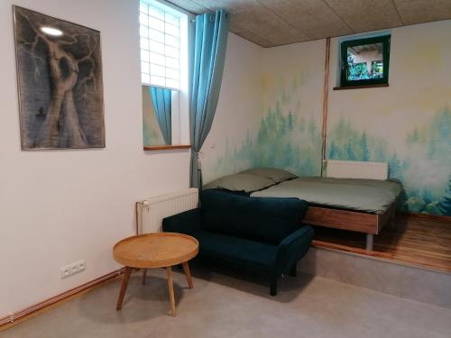 ein Wohnzimmer mit einem Sofa und einem Bett in der Unterkunft Jizerský Spirit in Jablonec nad Nisou