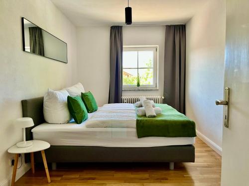 um quarto com uma cama com um urso de peluche em STAYBEST Apartment König Ludwig em Prien am Chiemsee