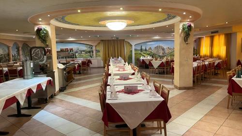 a dining room with tables and chairs in a restaurant at B&B Garni Hotel Saxl in Campo di Trens