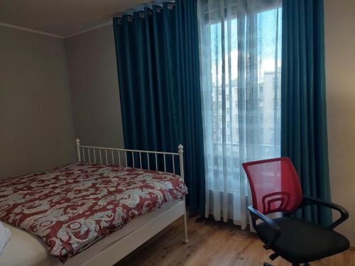 シュチェチンにあるSAS Apartamenty New Parkのベッドルーム1室(ベッド1台、椅子、窓付)