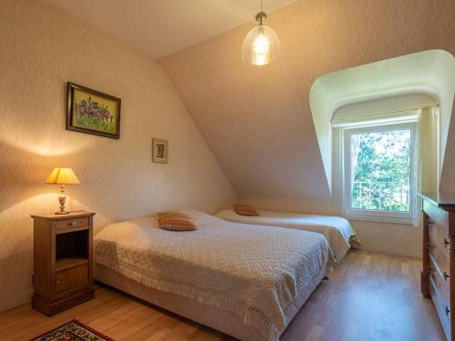 une chambre avec deux lits et une fenêtre dans l'établissement Grande Villa à Carnac - 12 pers, Jardin 2000m², Wifi, Plage à Proximité - FR-1-477-19, à Carnac