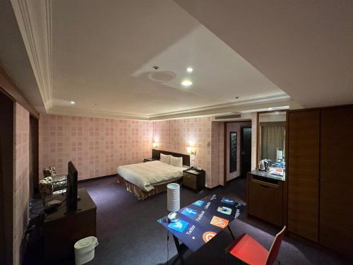 台北市にある喜客商旅 Seeker Hotel - Sanchongのベッドとデスクが備わるホテルルームです。