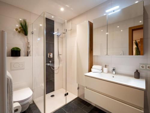 Un baño de Alpines Nest by Apartment Managers