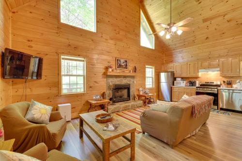 Kuchyň nebo kuchyňský kout v ubytování Secluded Cross Creek Cabin with Deck and Fire Pit!