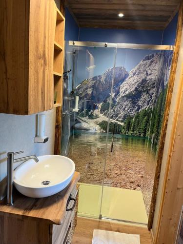 La salle de bains est pourvue d'un lavabo et offre une vue sur la montagne. dans l'établissement Apartment Hochsteinalm, à Traunkirchen