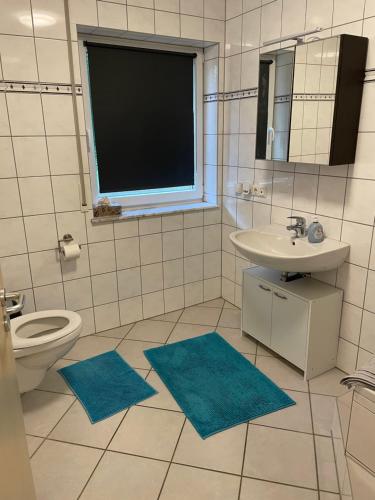 Ένα μπάνιο στο Neubau Schmidt 2 Zimmer Autbahn Kassel