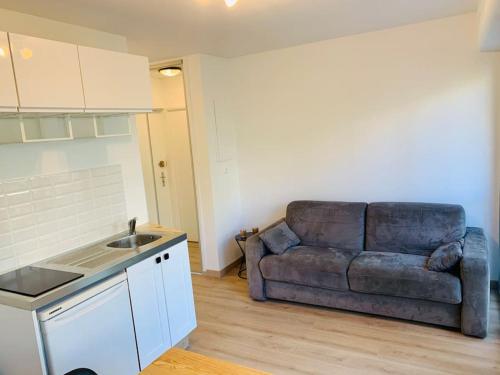 a living room with a couch and a kitchen at Le Port Tamaris in La Seyne-sur-Mer