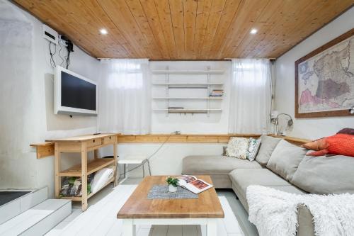 TV in/ali zabaviščno središče v nastanitvi City Statement Basement Studio