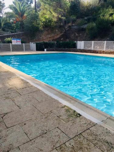 une piscine avec de l'eau bleue dans une cour dans l'établissement Le Port Tamaris, à La Seyne-sur-Mer