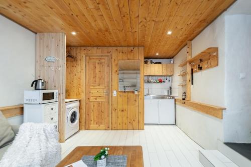 Кухня или мини-кухня в City Statement Basement Studio
