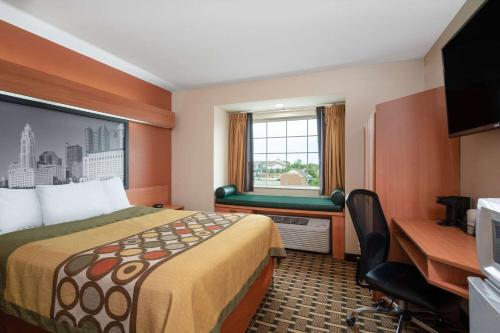 Una cama o camas en una habitación de Super 8 by Wyndham Columbus West