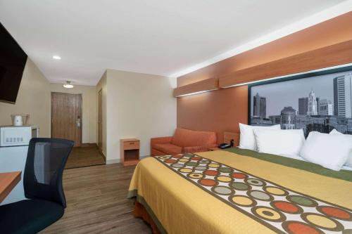 Una cama o camas en una habitación de Super 8 by Wyndham Columbus West