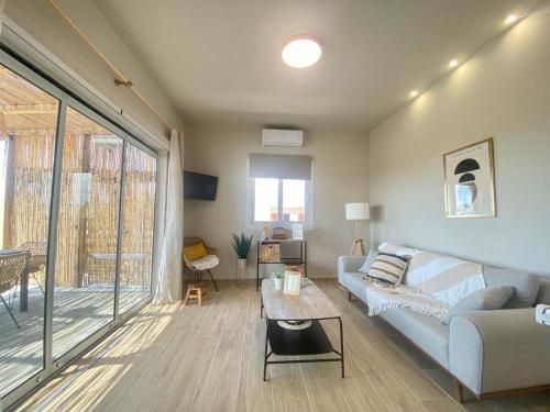 Posedenie v ubytovaní Boho Natural Beachfront Detached House