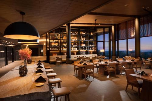 מסעדה או מקום אחר לאכול בו ב-Hilton Yala Resort
