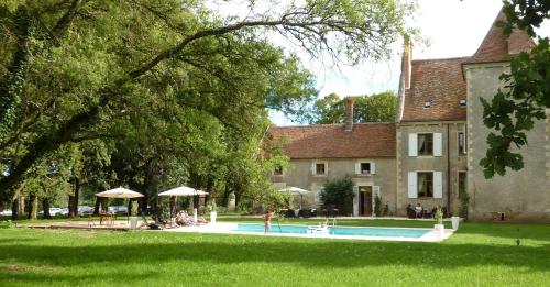 The swimming pool at or close to Château - Hôtel Le Sallay