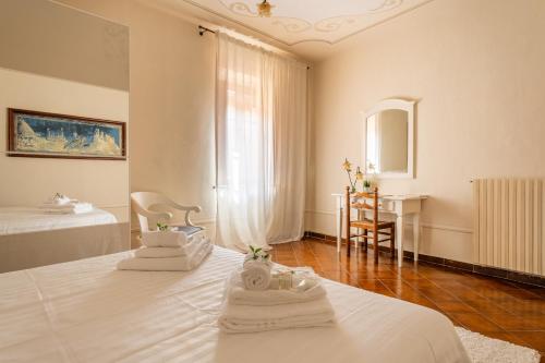 Un dormitorio con una cama con toallas. en Borgo Antico, en Vicopisano