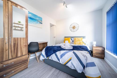 a bedroom with a bed and a chair at Studios with Ensuite Showers & Share Kitchens Prime Location near Hospital, Town Center Apt 3 in Saint Helens