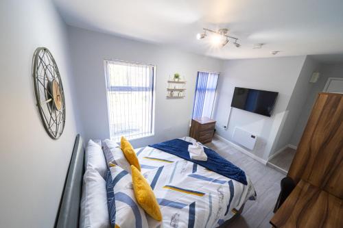 a bedroom with a bed and a couch at Studios with Ensuite Showers & Share Kitchens Prime Location near Hospital, Town Center Apt 3 in Saint Helens