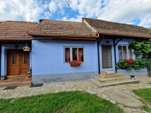 a white house with flowers on the windows at FLORESTI HOUSE 21 in Roandola