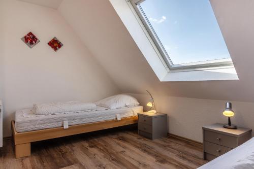ein Schlafzimmer mit einem Bett und einem Dachfenster in der Unterkunft 50056... in Carolinensiel