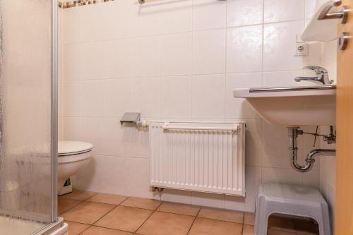 ein Bad mit einem WC und einem Waschbecken in der Unterkunft 50056... in Carolinensiel
