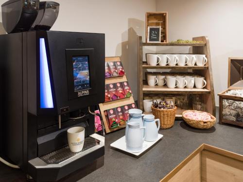 Utensilios para hacer té y café en Hotel Sonnschein