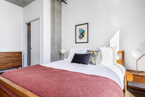 Postel nebo postele na pokoji v ubytování River N 1BR w Gym Pool nr L stop Beach CHI-358