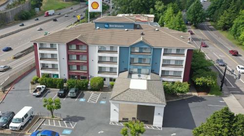 una vista aérea de un edificio de apartamentos con techo en Best Western Lake Oswego Hotel & Suites, en Lake Oswego