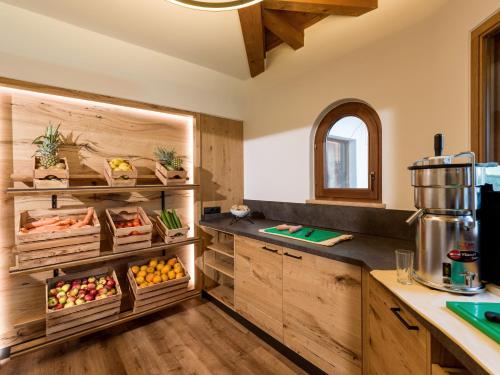 Una cocina o zona de cocina en Hotel Sonnschein