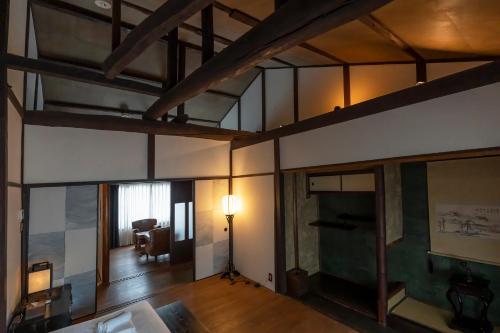 uma sala de estar com uma mesa e um candeeiro em KyoMachiya Stars em Quioto
