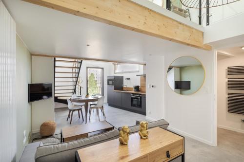 un salon avec un canapé et une table dans l'établissement Le Saint Martin 1 - Appt moderne et confortable, à Rennes